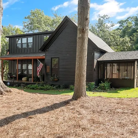 Midnight Sanctuary At Mystic Falls - 3 Bedrooms And 2 Bathrooms 1 Mile From Clocktower, Mystic Grill And The Square